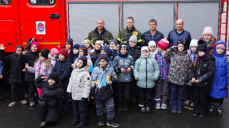 В гости к огнеборцам: как второклассники побывали в пожарно‑спасательном отряде