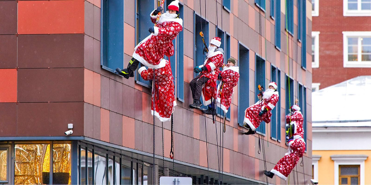 В Москве началась новогодняя акция «Добрая елка Мэра Москвы — 2026» для детей в больницах