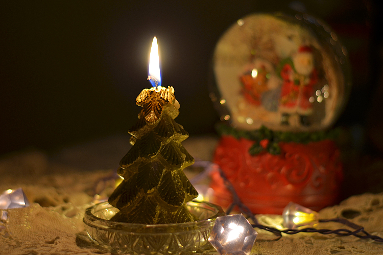 Тёплый свет с холодным расчётом: специалисты напомнили правила безопасности со свечами