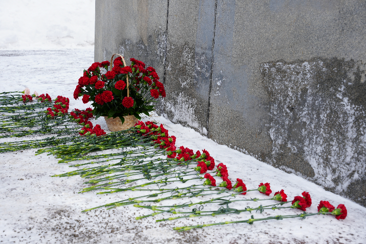 Торжественное возложение цветов к мемориалу «Москва – город-герой» прошло в районе Дорогомилово