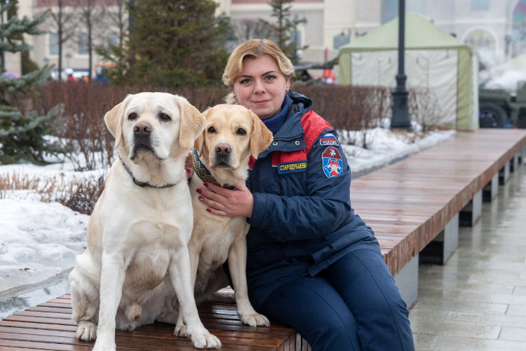 В преддверии лыжного сезона: кинолог столичного Пожарно-спасательного центра дала советы по безопасности на зимней трассе