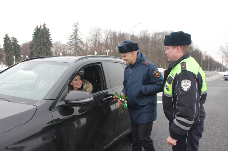 На западе Москвы прошла ежегодная акция «Цветы для автоледи»