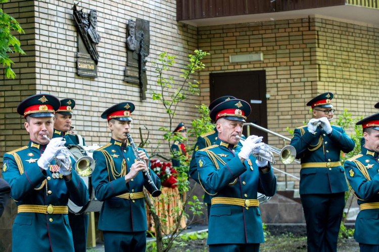 Историю сохраним в бронзе: две мемориальные доски открыли в Раменках