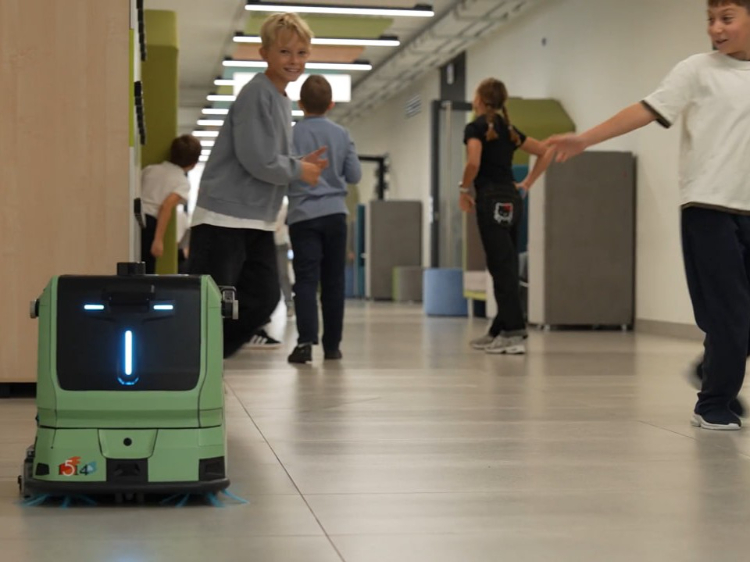 Шаг к киберпанку. В московских школах за уборку отвечают роботы