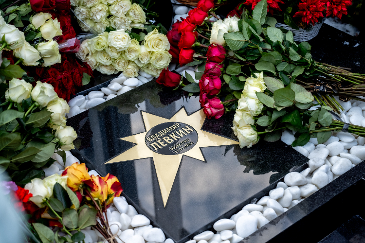 «Он с нами, и звучат его песни»: памятник Владимиру Левкину открыли на Троекуровском кладбище