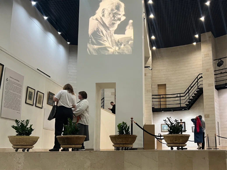 «Театральный консилиум»: в «Мастерской Фоменко» показывают частную коллекцию главного акушера России