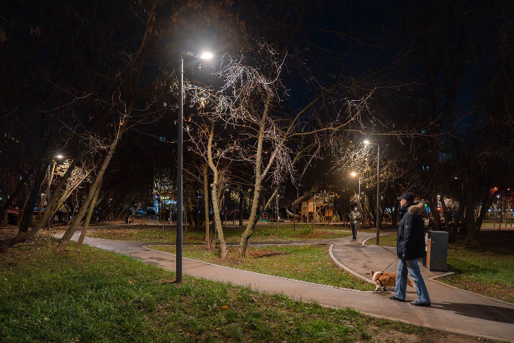 Ярче Парижа и Лондона? Как менялось уличное освещение в Москве