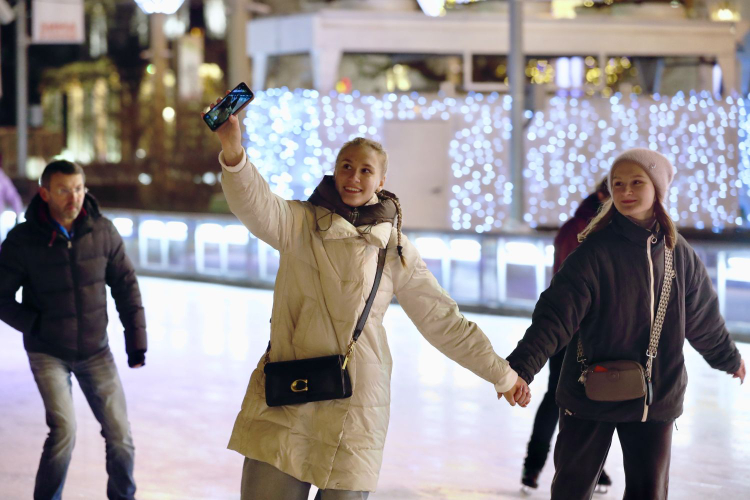 Скольжение сквозь эпохи: чем в этом сезоне удивит каток на ВДНХ