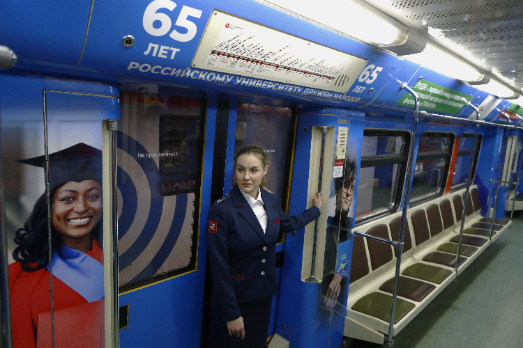 Маршрут дружбы: из электродепо «Аминьевское» выехал новый тематический состав РУДН