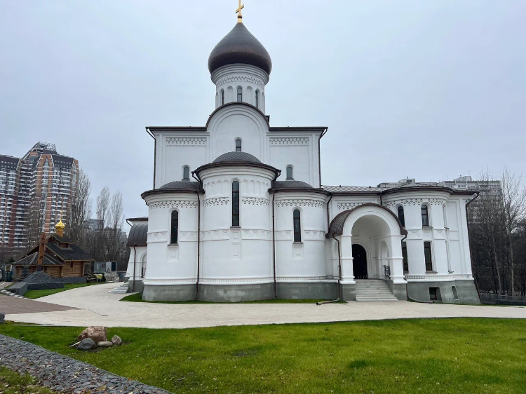 Отражение в золотых куполах: в Очаково-Матвеевском готовится к открытию храм