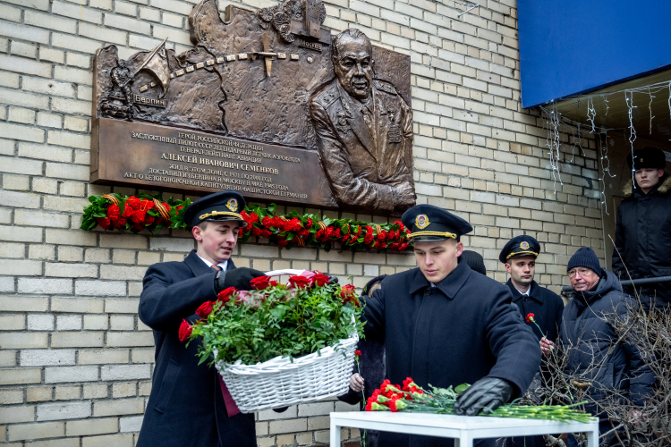 Небо выбрало его: в ЗАО увековечили память легендарного летчика Алексея Семенкова
