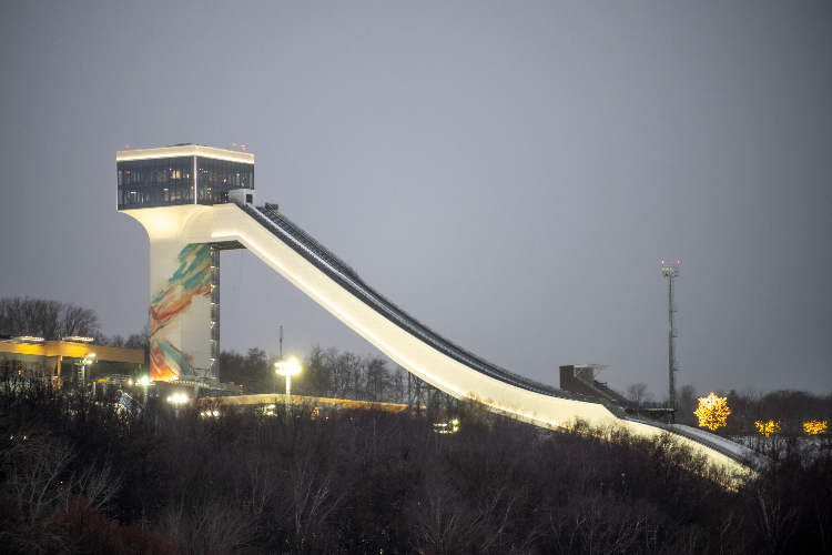 Преображение легенды: на Воробьевы горы вернулись «летающие лыжники»