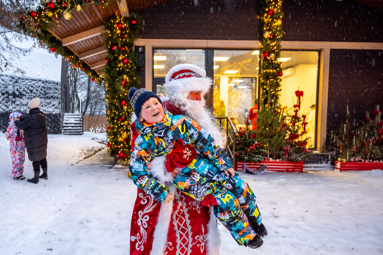 Зима в Простоквашино: Усадьба Деда Мороза в Олимпийской деревне возвращает взрослых в детство