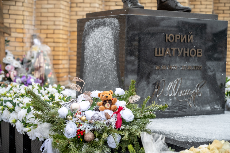 Новогодний вайб на Троекуровском. Как украсили к празднику могилы знаменитостей