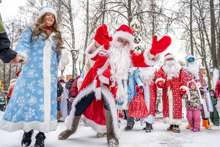 Спорт, сказка и улыбки: в детском парке «Фили» прошел праздничный забег Дедов Морозов