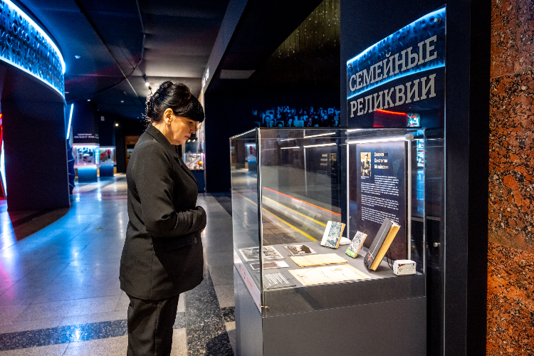 «Жди меня, и я вернусь»: история любви, рожденная в Переделкине, ожила на Поклонной горе