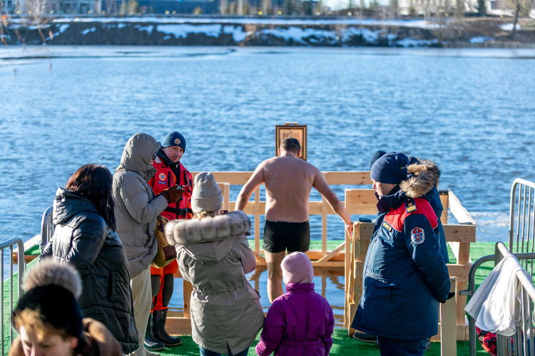 Крещенские купания в ЗАО: где окунуться в иордани и как не заболеть
