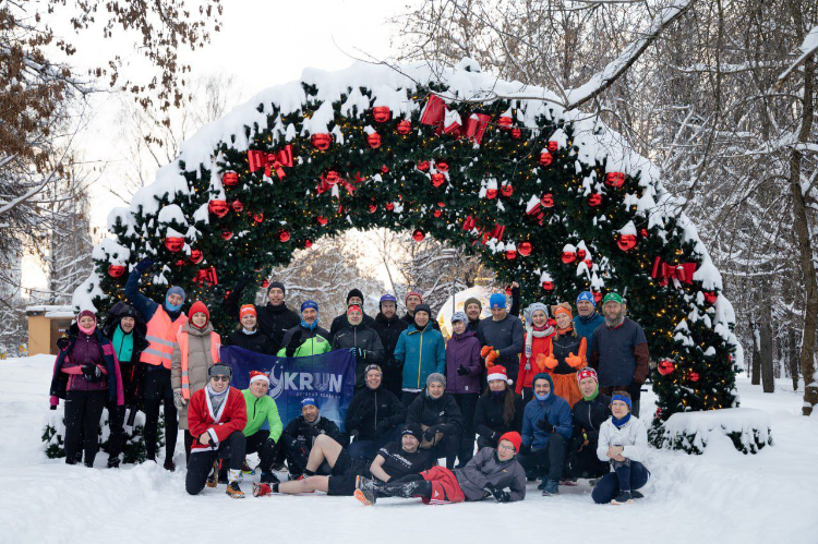 Им не страшен ни снег, ни дождь: зимние забеги проходят в парке Олимпийской деревни