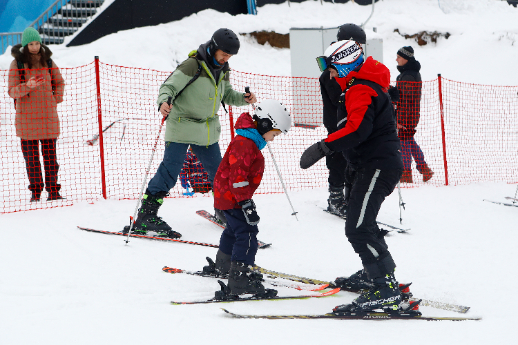 «Москва катает» бесплатно: занятия по горным лыжам, сноуборду и керлингу проходят на Воробьевых горах