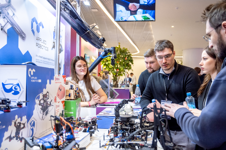 Железные помощники: в кластере «Ломоносов» роботы собирали урожай и управляли дронами