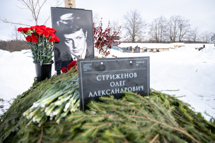 Гвоздики на белом снегу. Внучка Олега Стриженова навестила могилу деда в годовщину смерти