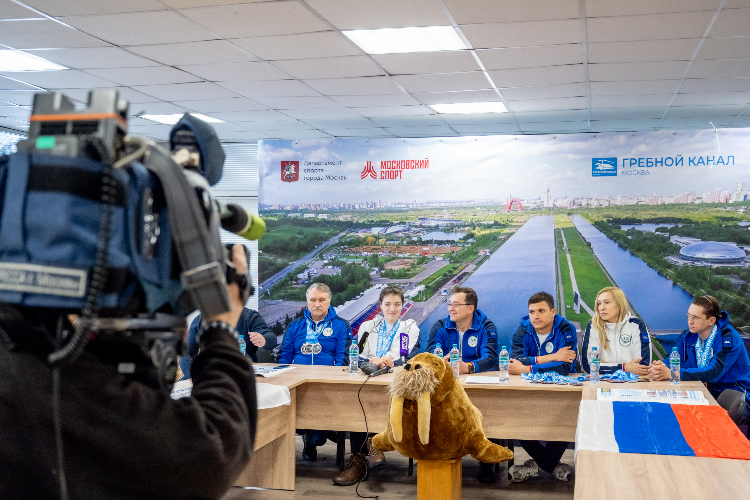 Грандиозный триумф: на Гребном канале встретили победителей чемпионата Европы по зимнему плаванию