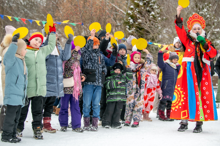Зима, давай до свидания! Западный округ с  размахом отметил Масленицу