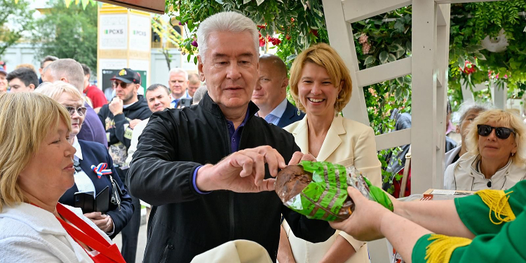 Собянин: более 1,2 млн гостей посетили фестиваль «Вкусы России» за неделю