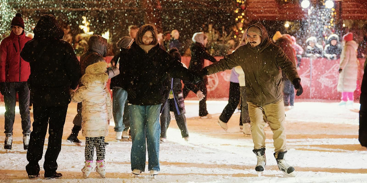 Сергунина: 17 катков с искусственным льдом уже открыли в парках Москвы