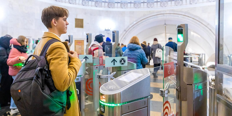 Собянин: оплата проезда по биометрии заработала на всех турникетах метро и МЦК