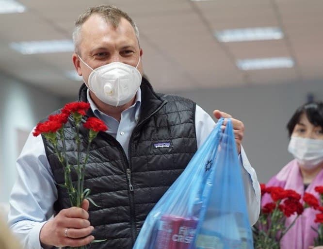 Около 600 подарков доставили ветеранам и труженикам тыла волонтеры штаба Евгения Попова