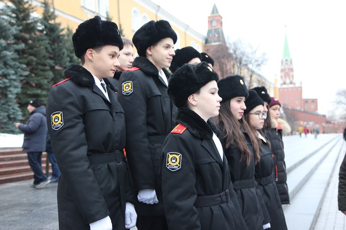Полицейские и кадеты ЗАО возложили цветы к Могиле Неизвестного Солдата у Кремля