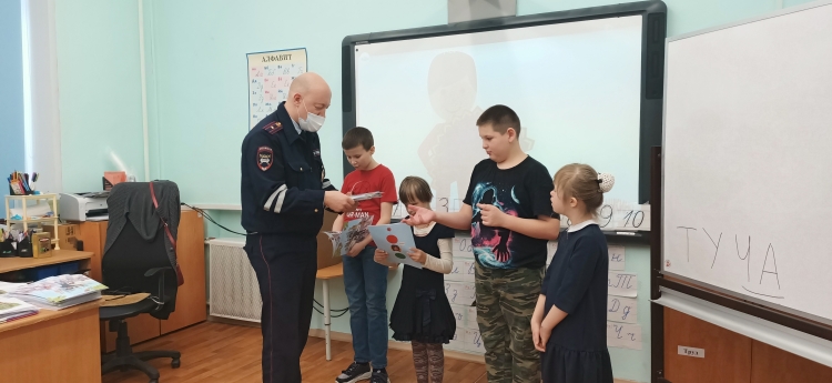 В Международный День инвалидов сотрудники ГИБДД Западного округа столицы посетили детей с ограниченными возможностями