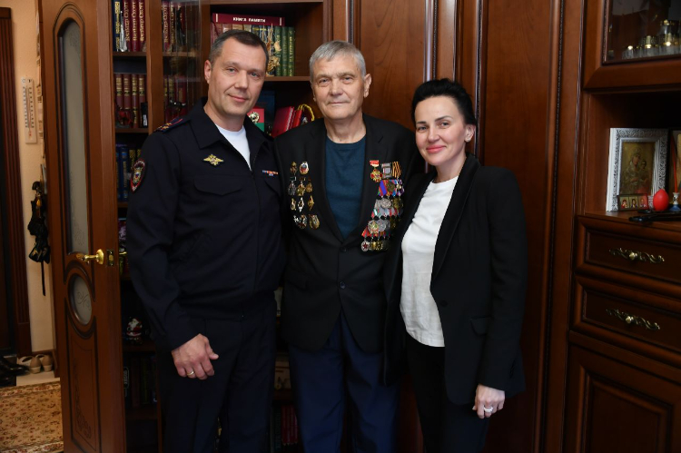 Руководство УВД по ЗАО поздравило ветерана с днем рождения