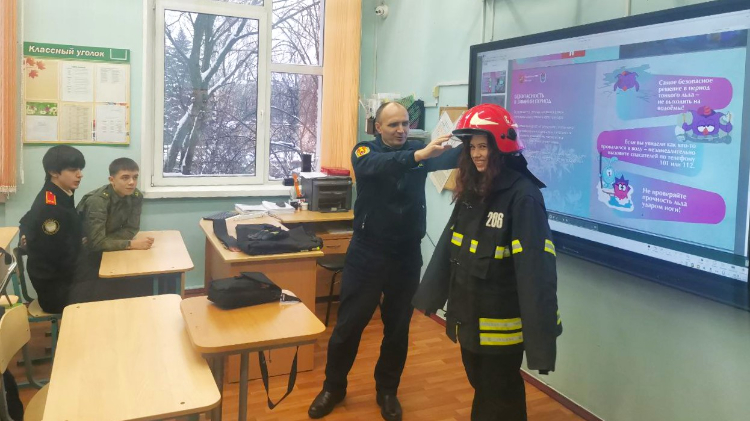 Столичные пожарные напомнили школьникам о правилах безопасности накануне новогодних праздников