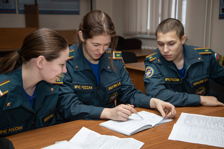 Кадры решают все: специалисты столичного Пожарно-спасательного центра ведут подготовку будущих огнеборцев