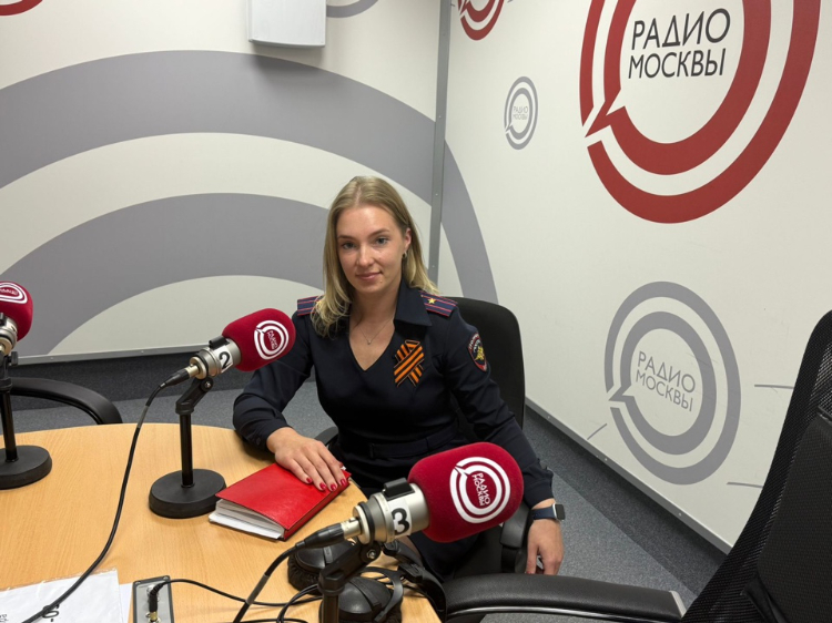 Сотрудник отдела по контролю за оборотом наркотиков УВД по ЗАО встретилась в прямом эфире с радиослушателями «Радио Москвы»