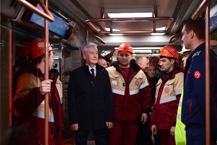 Собянин поздравил с престижными наградами работников и строителей метро