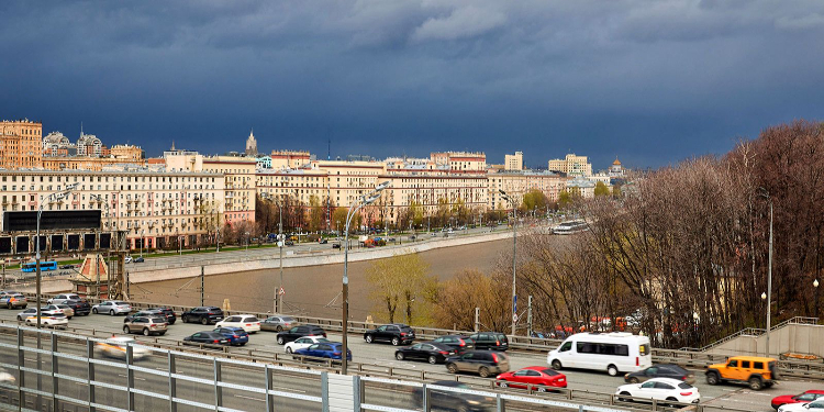 Москвичей попросили быть внимательнее на улице из-за непогоды