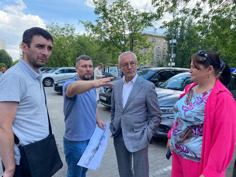 Евгений Герасимов взял под контроль обустройство тротуара на Молодогвардейской
