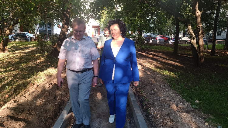 Татьяна Батышева взяла на контроль благоустройство двора у дома 6 по улице Довженко