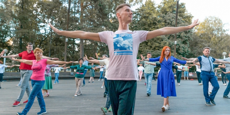 По вторникам и пятницам на ВДНХ проводятся бесплатные мастер-классы по национальным танцам