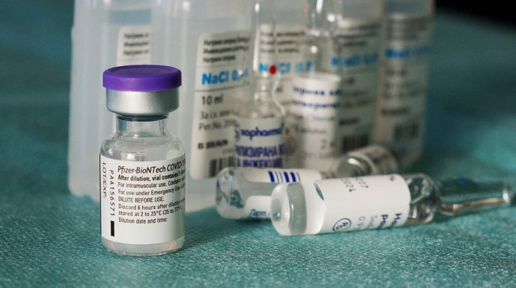 Власти Японии заявили о намерении выбросить часть закупленной вакцины Pfizer