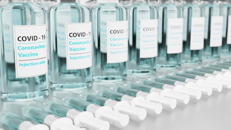 Закупки COVID-вакцин развитыми странами превысили численность их населения