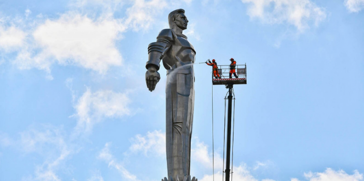 Более 1,1 тыс столичных памятников промоют до конца апреля