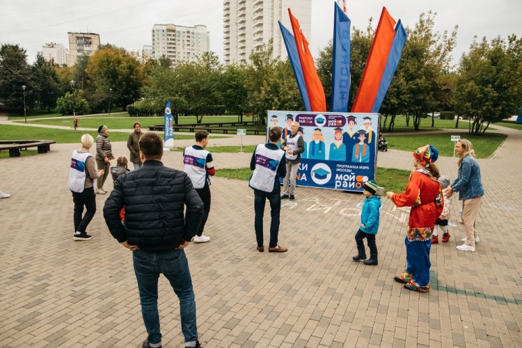 Студенты представили новый просветительский проект «Знатоки района» у Беловежского пруда