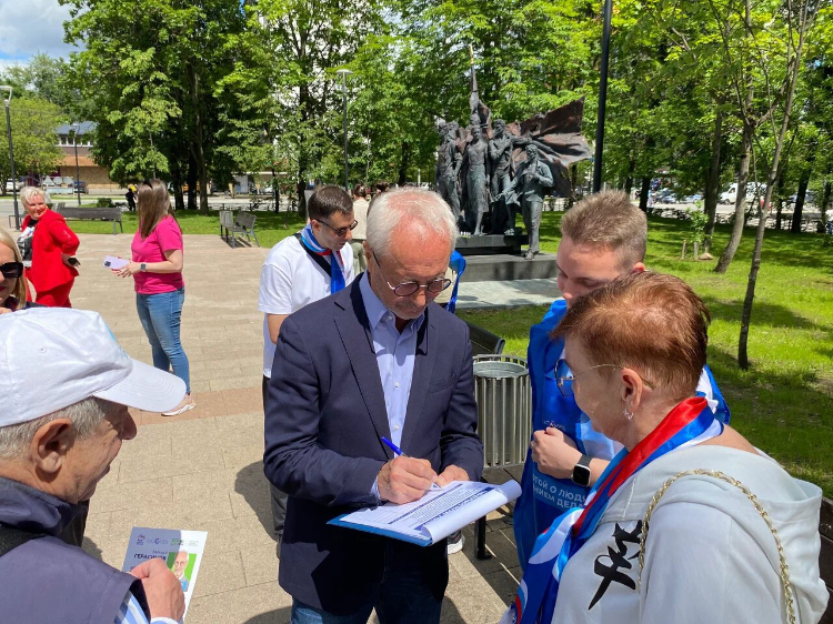 В Кунцево увековечат память о героях-молодогвардейцах: Евгений Герасимов поставил первую подпись