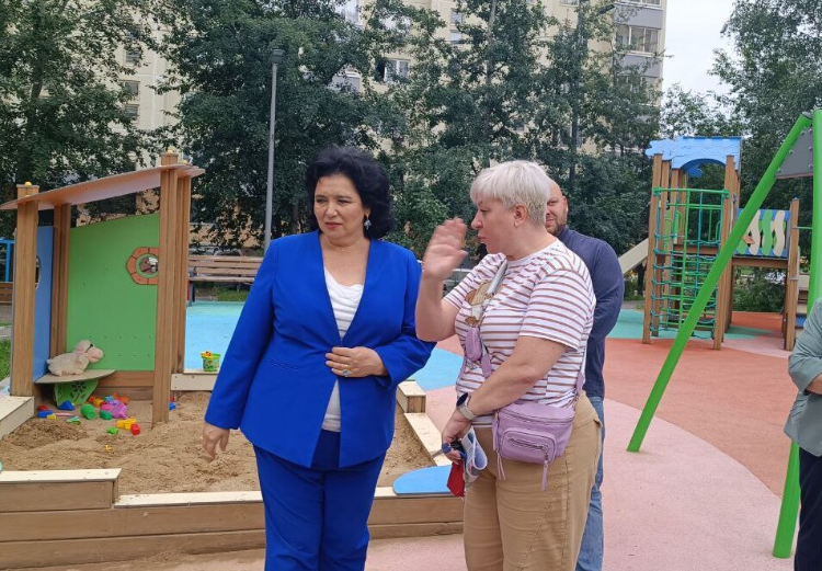 Татьяна Батышева продолжает проверку детских площадок округа