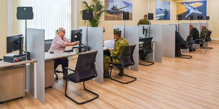 Скрипач Петр Лундстрем встретился с контрактниками в Едином пункте отбора на военную службу в Москве