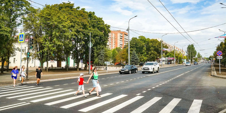 Столичные дорожники отремонтировали две крупные магистрали в Донецке и Луганске
